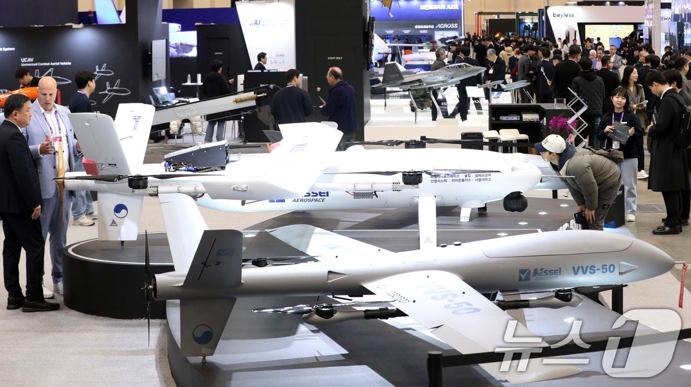 26일 부산 해운대구 벡스코 제1전시장에서 열린 'DSK 2025(드론쇼코리아)'에서 관람객들이 다양한 드론을 살펴보고 있다. 오는 28일까지 열리는 이번 행사에는 역대 최대인 15개국, 306개 사가 1130 부스 규모로 참가하는 전시회와 콘퍼런스, 다양한 체험 이벤트 등으로 구성된다. 2025.2.26/뉴스1 ⓒ News1 윤일지 기자