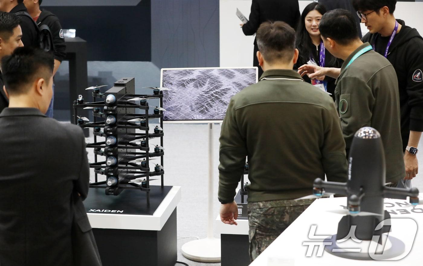 본문 이미지 -  군집 자율비행 공격 드론 . ⓒ 뉴스1 윤일지 기자