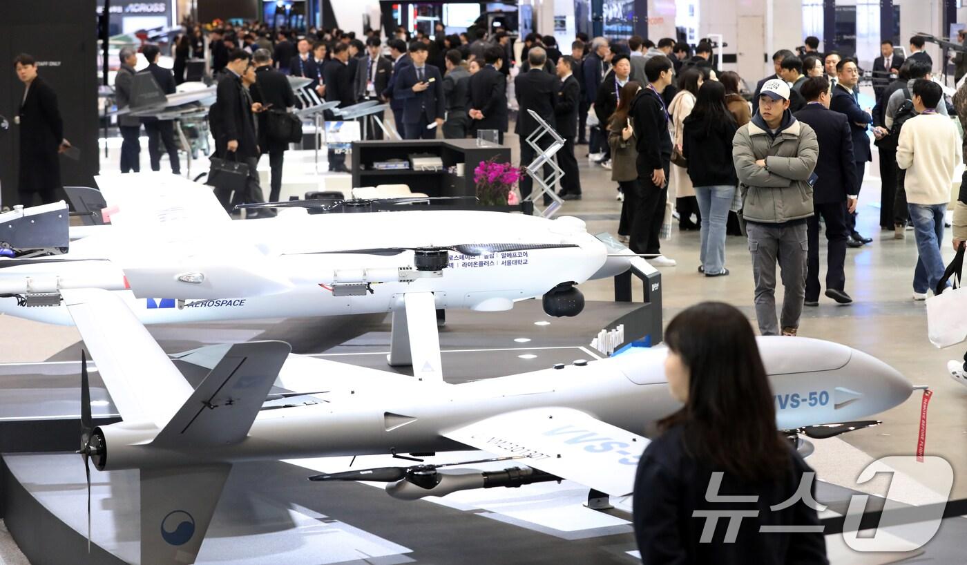 26일 부산 해운대구 벡스코 제1전시장에서 열린 'DSK 2025(드론쇼코리아)'에서 관람객들이 다양한 드론을 살펴보고 있다.. 2025.2.26/뉴스1 ⓒ News1 윤일지 기자