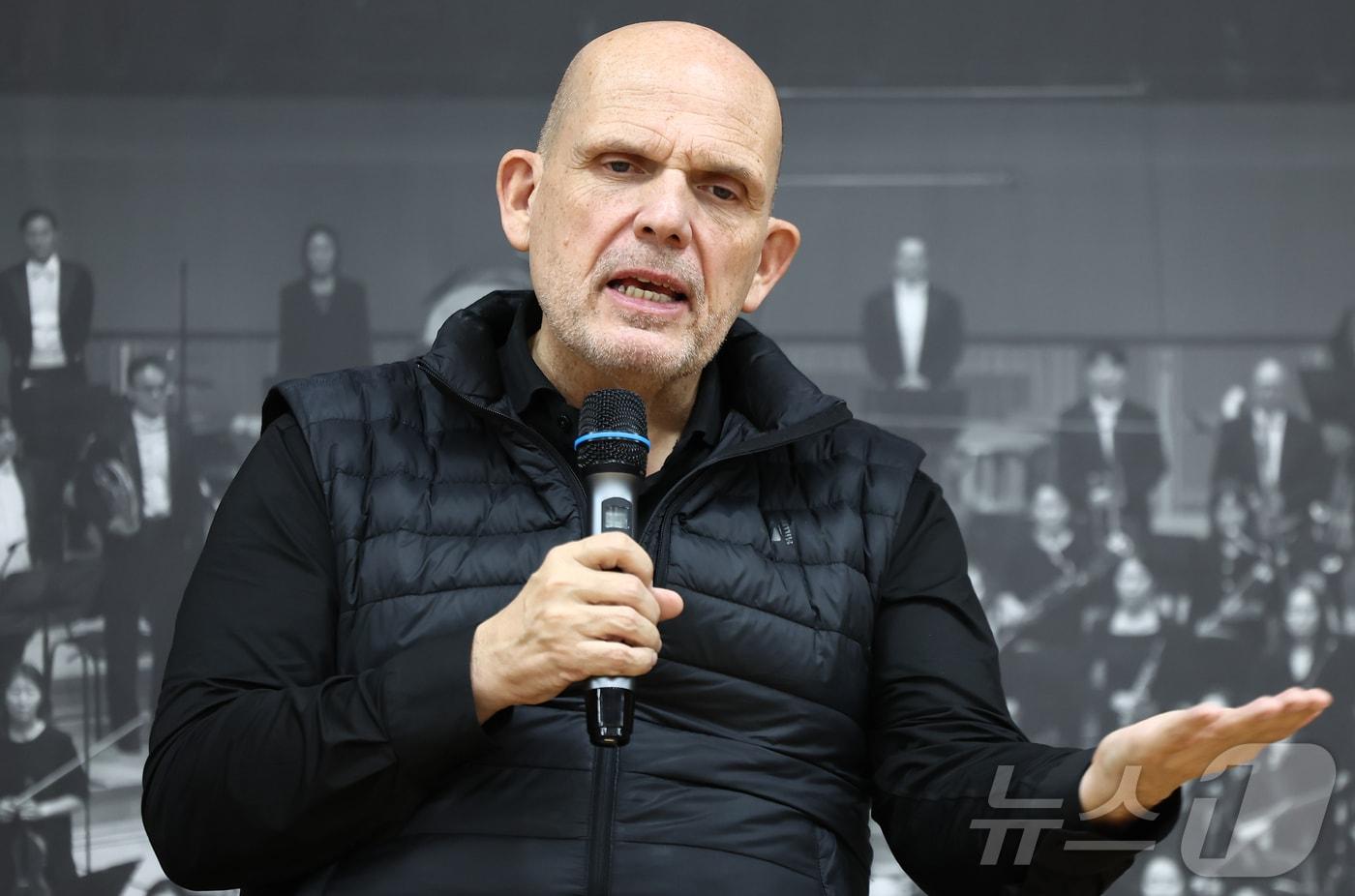 얍 판 츠베덴 서울시립교향음악단 음악감독이 26일 서울 종로구 서울시립교향악단에서 차세대 지휘자 특별 양성 프로그램 &#39;지휘 펠로십&#39;과 관련해 취재진 질문에 답하고 있다. 2025.2.26/뉴스1 ⓒ News1 김도우 기자