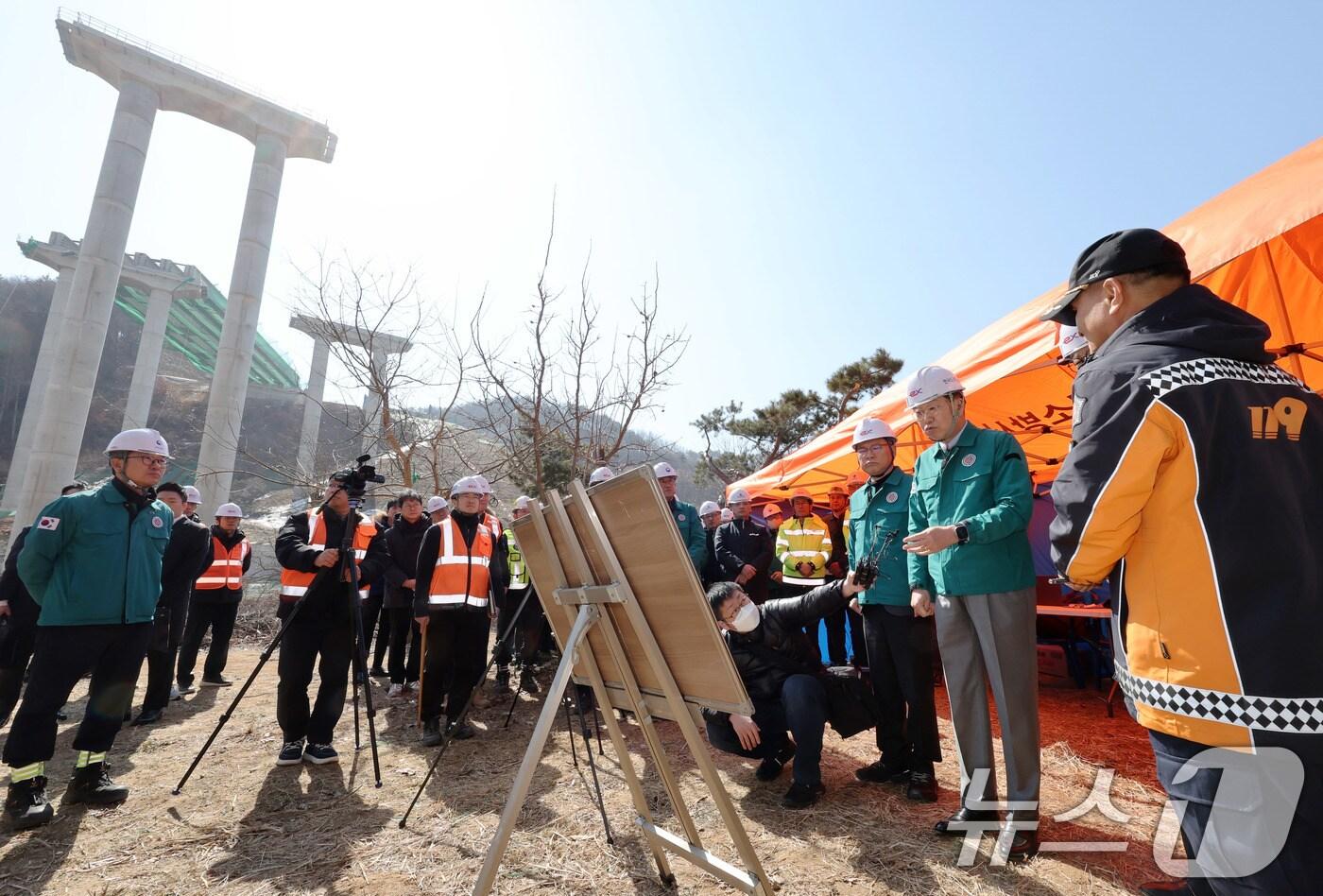 서울세종고속도로 공사장 교각 붕괴 사고 현장을 찾아 사고 수습 상황을 점검하고 있다. (공동취재) 2025.2.26/뉴스1 ⓒ News1 이재명 기자