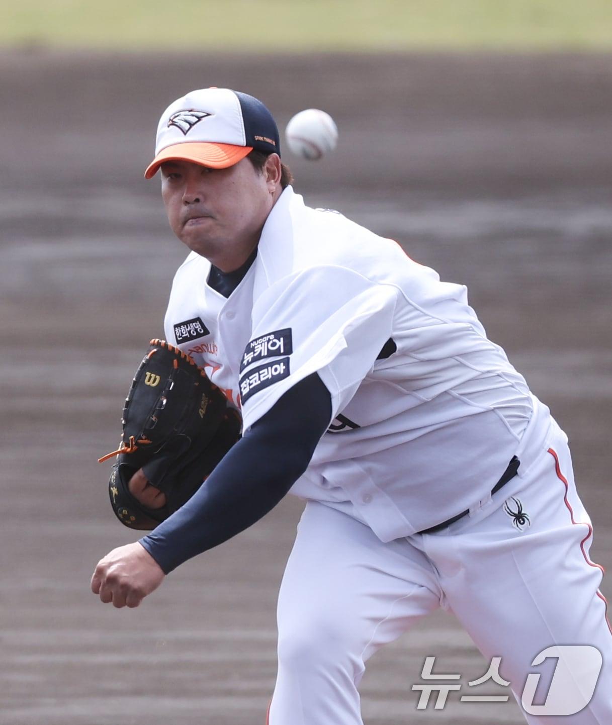 본문 이미지 - 한화 류현진이 26일 일본 오키나와 고친다 야구장에서 열린 KT 위즈와 한화 이글스 연습경기에서 역투하고 있다. 2025.2.26/뉴스1 ⓒ News1 허경 기자
