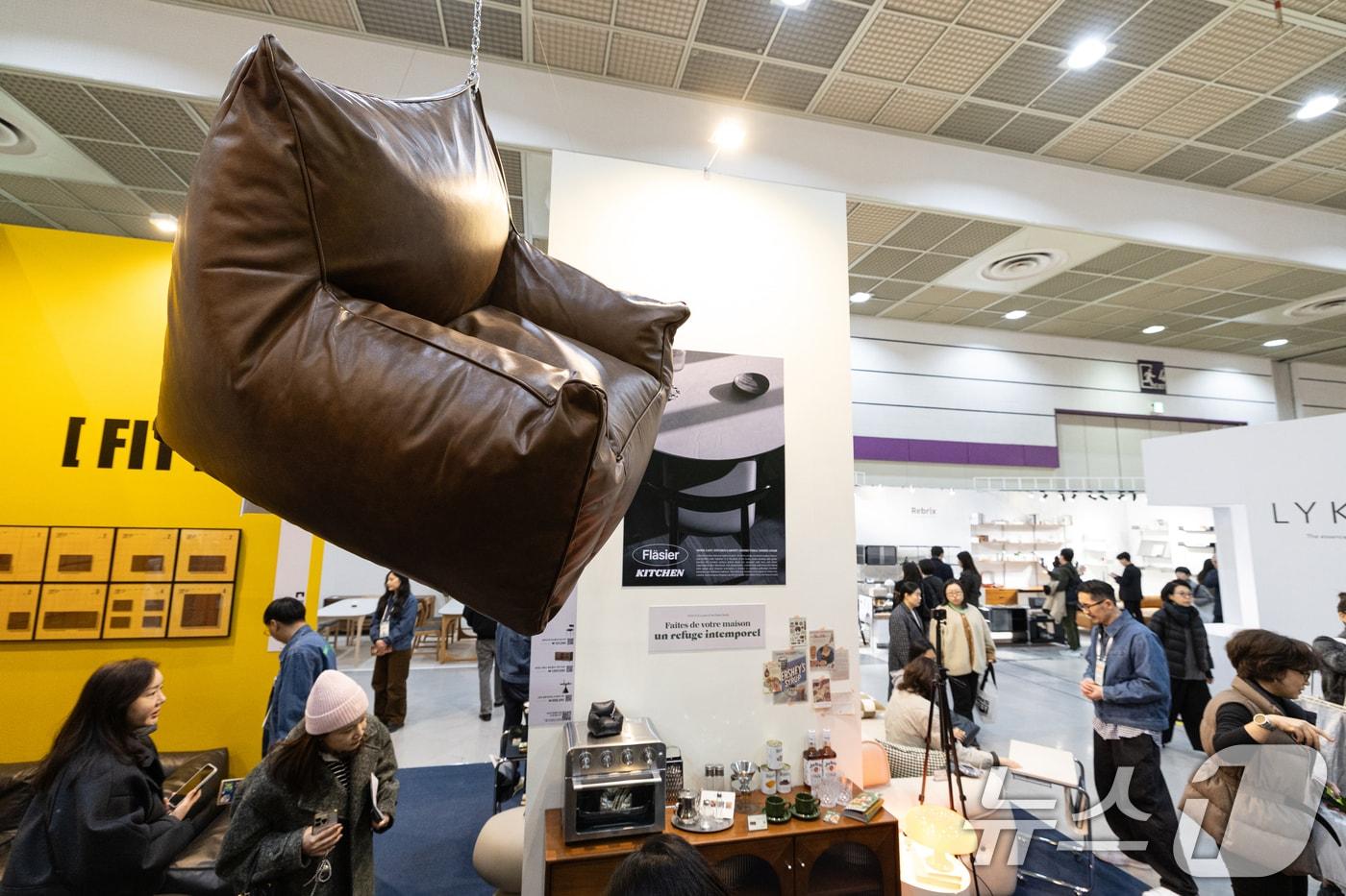 26일 서울 강남구 코엑스에서 열린 '2025 서울리빙디자인페어'에 소파 등이 전시돼 있다. 올해 30회를 맞은 서울리빙디자인페어는 총 501개 브랜드가 참여해 1,853개의 부스에서 전시를 선보인다. 2025.2.26/뉴스1 ⓒ News1 이승배 기자