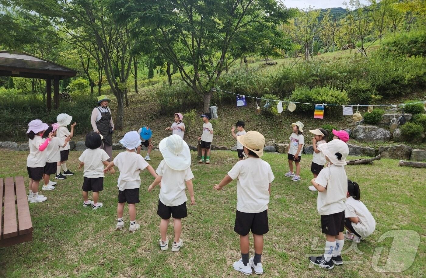 증평 좌구산자연휴양림 유아 숲 교육 모습/뉴스1
