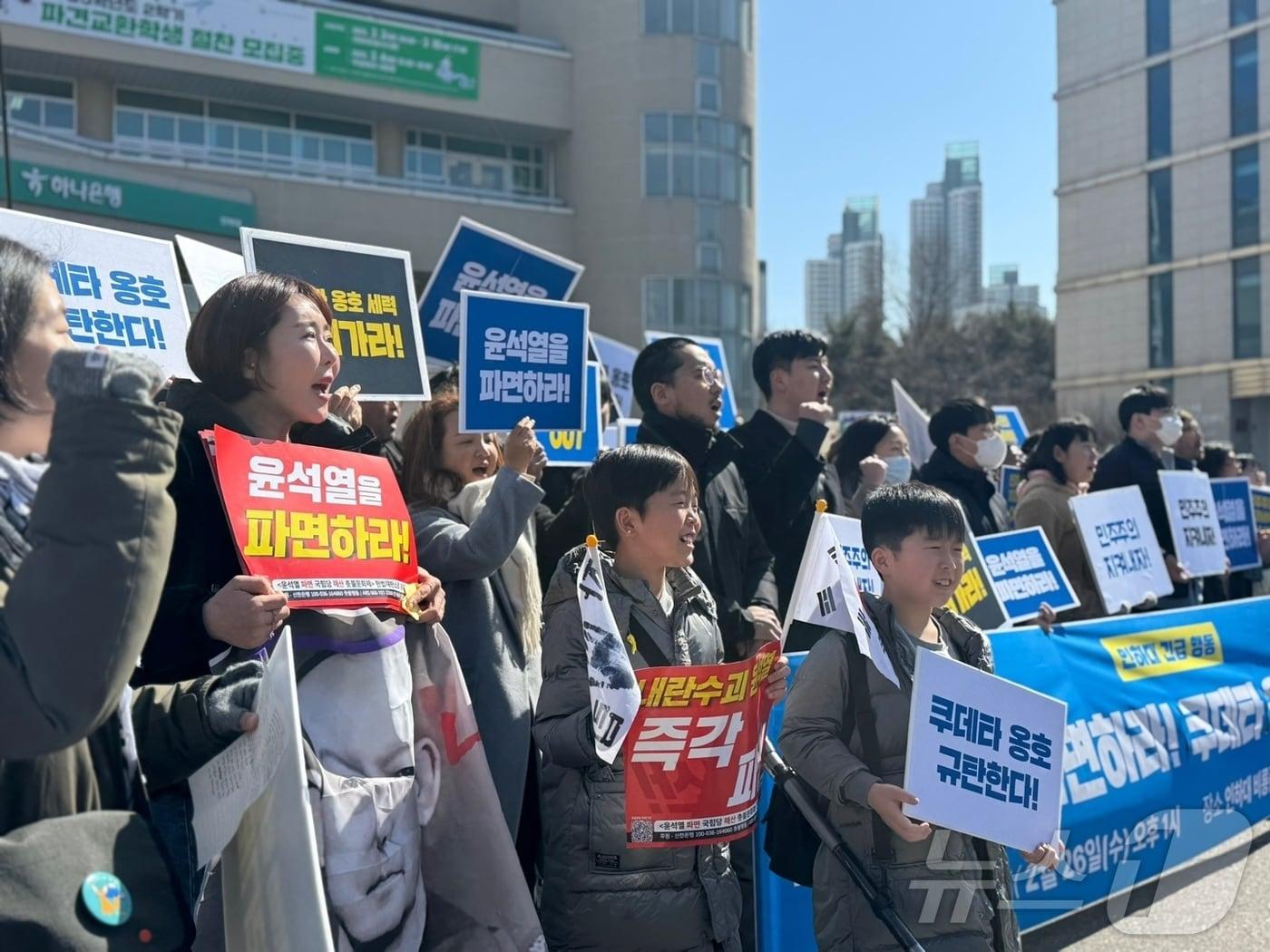 본문 이미지 - 이날 오후 1시쯤 인천시 미추홀구 인하대 인경호 앞에선 탄핵에 찬성하는 학생들과 반대하는 학생들이 철제망 사이로 갈라져 윤석열 탄핵 찬반 집회를 열었다.2025.2.26/뉴스1 ⓒ News1 박소영 기자