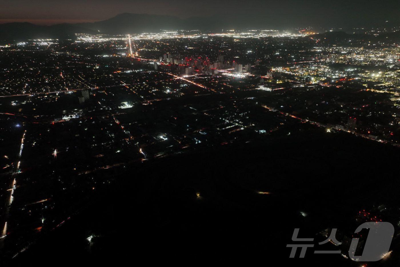 칠레 수도 산티아고에 정전이 발생한 모습. ⓒ AFP=뉴스1