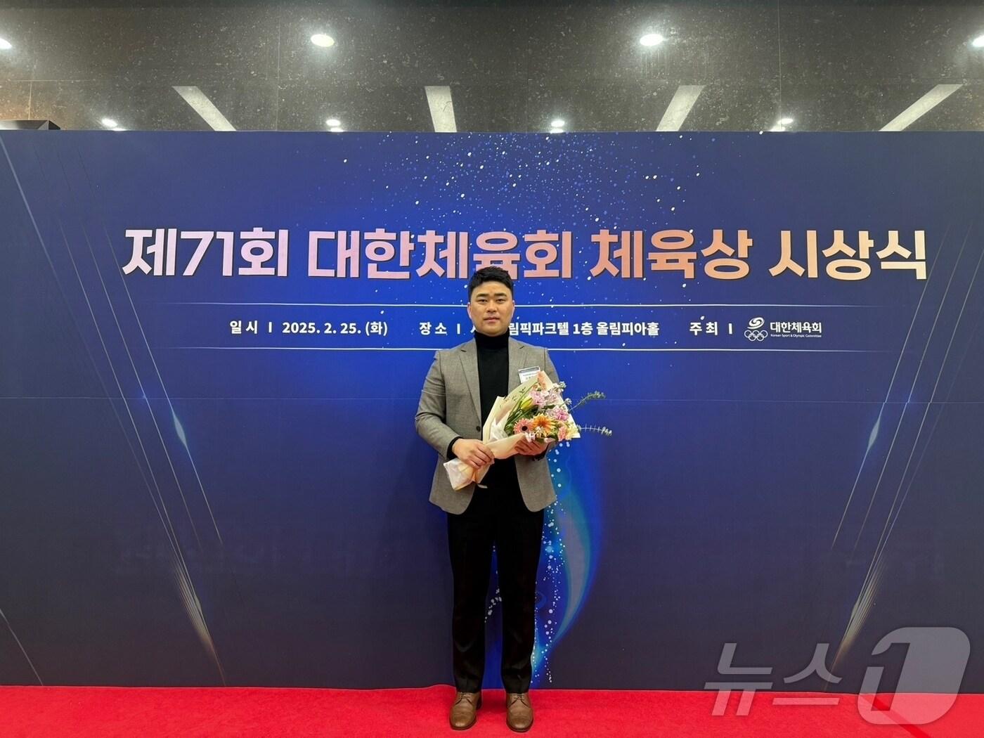 본문 이미지 - 경남체고 학교운동부 김명필 지도자가 지난 25일 서울 올림픽파크텔에서 열린 제71회 대한체육회 체육상 시상식에서 학교체육부문 최우수상을 받고 기념촬영하고 있다.(경남체고 제공, 재판매 및 DB금지)