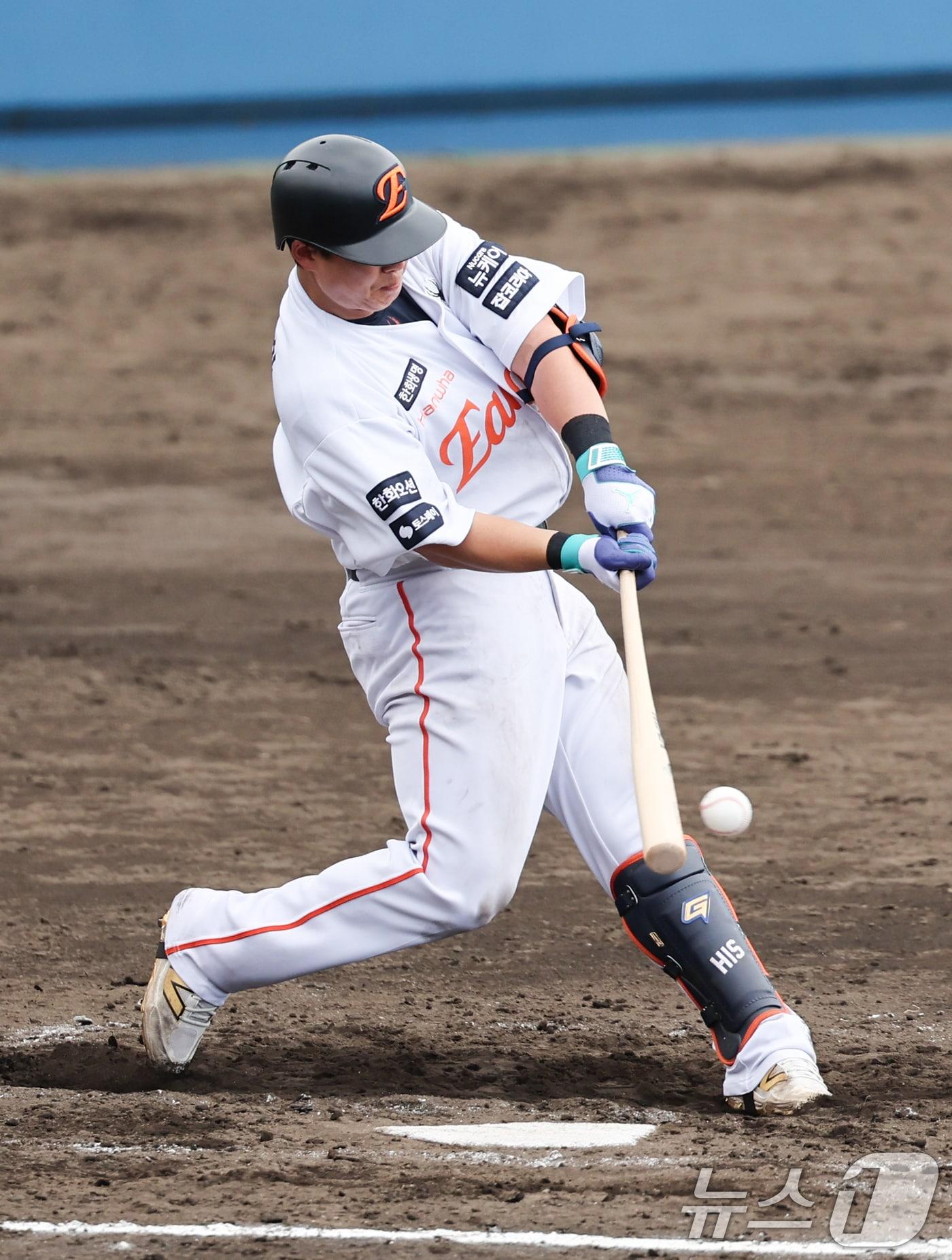 본문 이미지 - 한화 노시환이 26일 일본 오키나와 고친다 야구장에서 열린 KT 위즈와 한화 이글스 연습경기에서 타격하고 있다. 2025.2.26/뉴스1 ⓒ News1 허경 기자