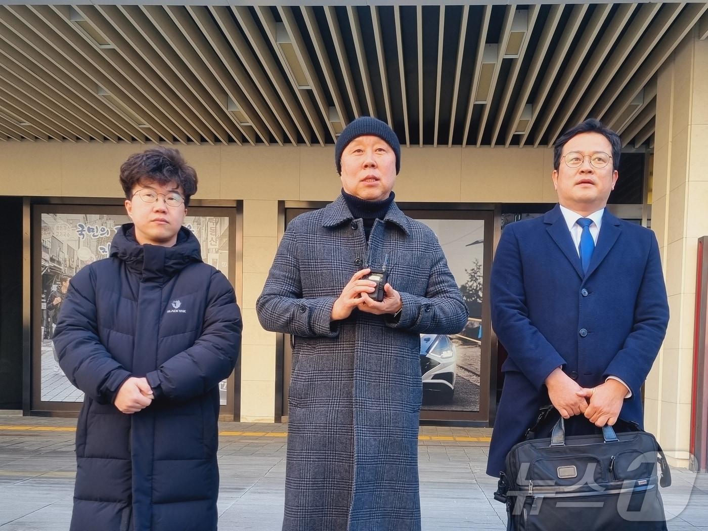 본문 이미지 - 안지중 비상행동 공동운영위원장(가운데)과 변호인인 조지훈 변호사가 26일 오후 서울 종로경찰서 앞에서 기자회견을 하고 있다. / 뉴스1 박혜연 기자