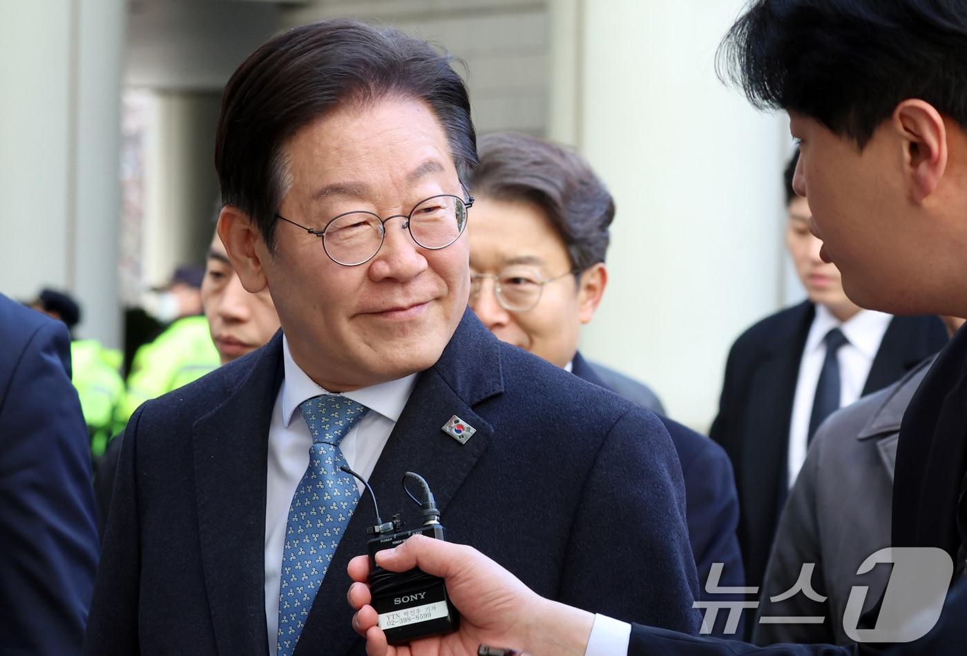 이재명 더불어민주당 대표가 26일 오후 서울 서초구 고등법원에서 열린 공직선거법위반 결심 공판에 출석하고 있다. 2025.2.26/뉴스1 ⓒ News1 김명섭 기자