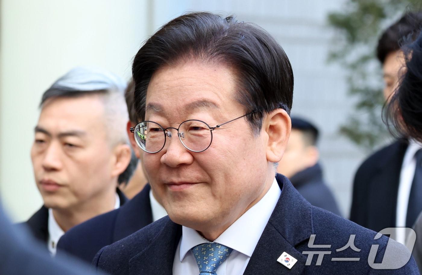 본문 이미지 - 이재명 더불어민주당 대표가 26일 오후 서울 서초구 고등법원에서 열린 공직선거법위반 결심 공판에 출석하고 있다. 2025.2.26/뉴스1 ⓒ News1 김명섭 기자