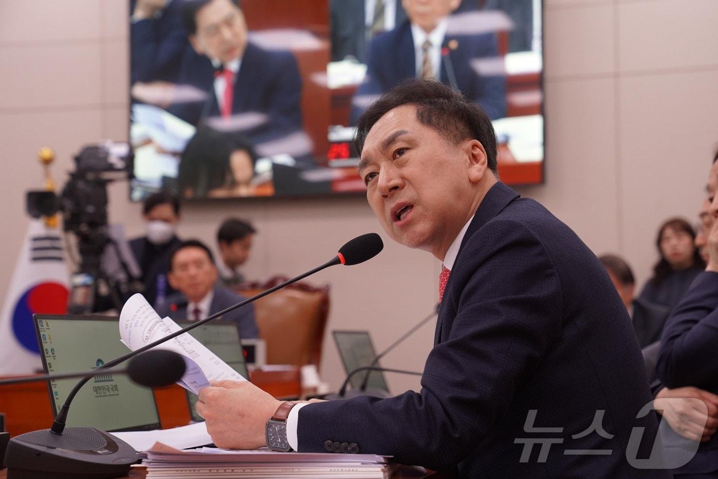 본문 이미지 - 김기현 국민의힘 의원(울산 남을)이 26일 외교통일위원회 전체회의에서 조태열 외교부 장관에게 트럼프 대통령의 경주 APEC 정상회의 참석 시 울산 HD현대중공업 조선소 방문을 공식 요청했다.(김기현 의원실 제공. 재판매 및 DB 금지)/뉴스1