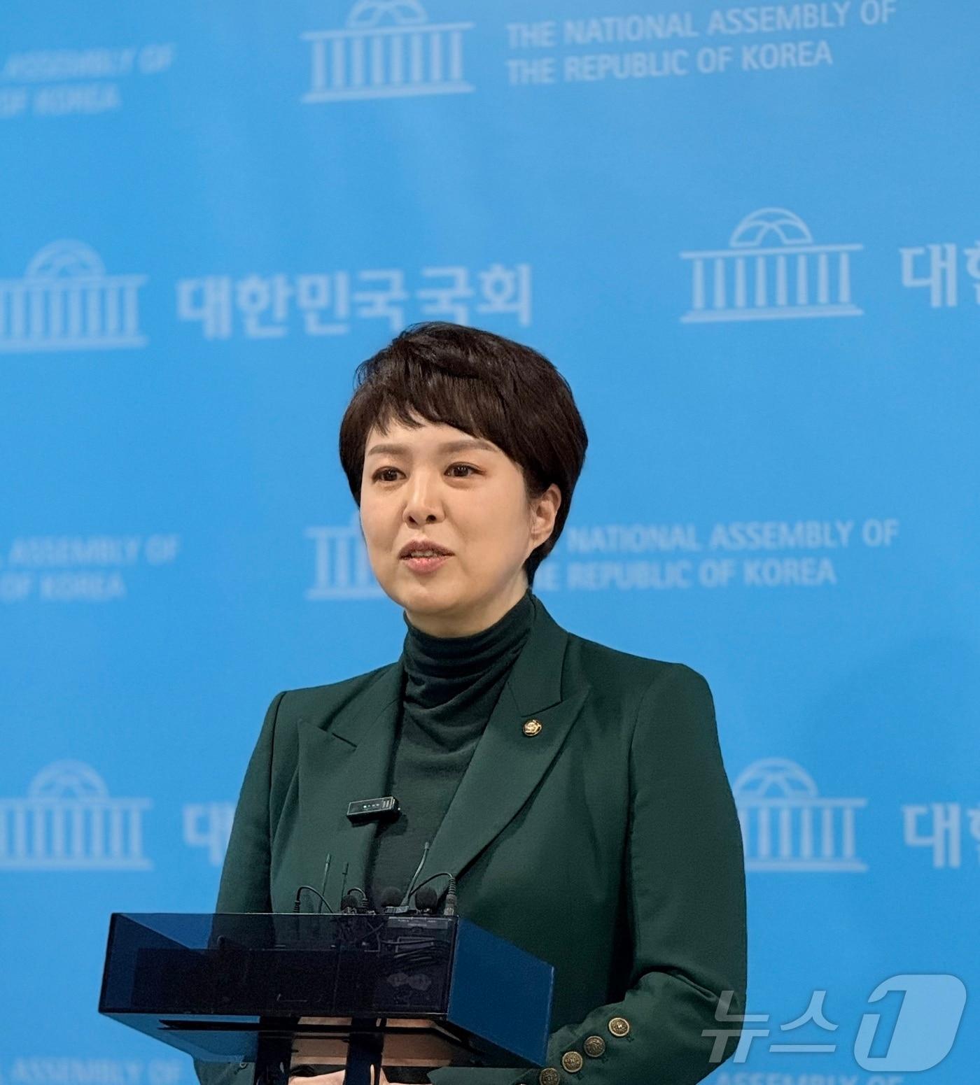 본문 이미지 - 김은혜  국민의힘 의원이 26일 국회 소통관에서 기자회견을 갖고 최근 국회 국토위원회 소위에서 법안이 파행된 '재건축·재개발 촉진 특례법' 논의를 촉구했다.  (김은혜 의원실 제공)