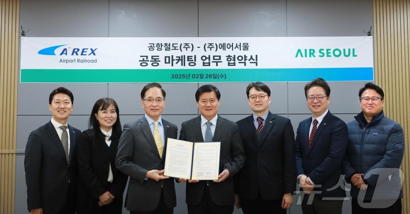 박대수 공항철도 사장이(왼쪽에서 네번째) 업무협약식 후 에어서울 주요인사 관계자들과 기념사진을 촬영하고 있다. (공항철도 제공() / 뉴스1