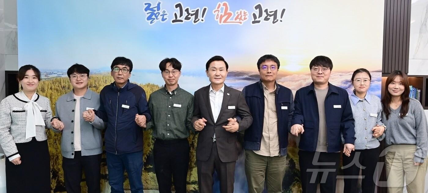 이남철 고령군수(가운데)가 매주 수요일 열리는 '소통 공감 데이'에서 참가 공무원들과 기념사진을 찍고 있다. (고령군 제공. 재판매 및 DB금지) 2052.2.26/뉴스1