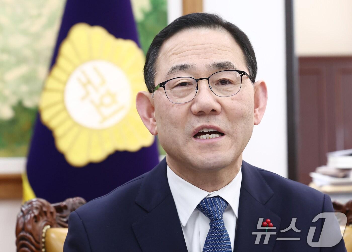 본문 이미지 - 주호영 국회 연금개혁특별위원장이 26일 오후 서울 여의도 국회에서 열린 '연금개혁 관련 기자간담회'에서 발언하고 있다. 2025.2.26 ⓒ News1 김민지 기자