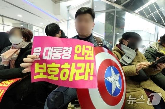 본문 이미지 - '캡틴 아메리카' 복장을 하고 다니는 윤석열 지지자 안 모 씨(42) / 뉴스1 DB