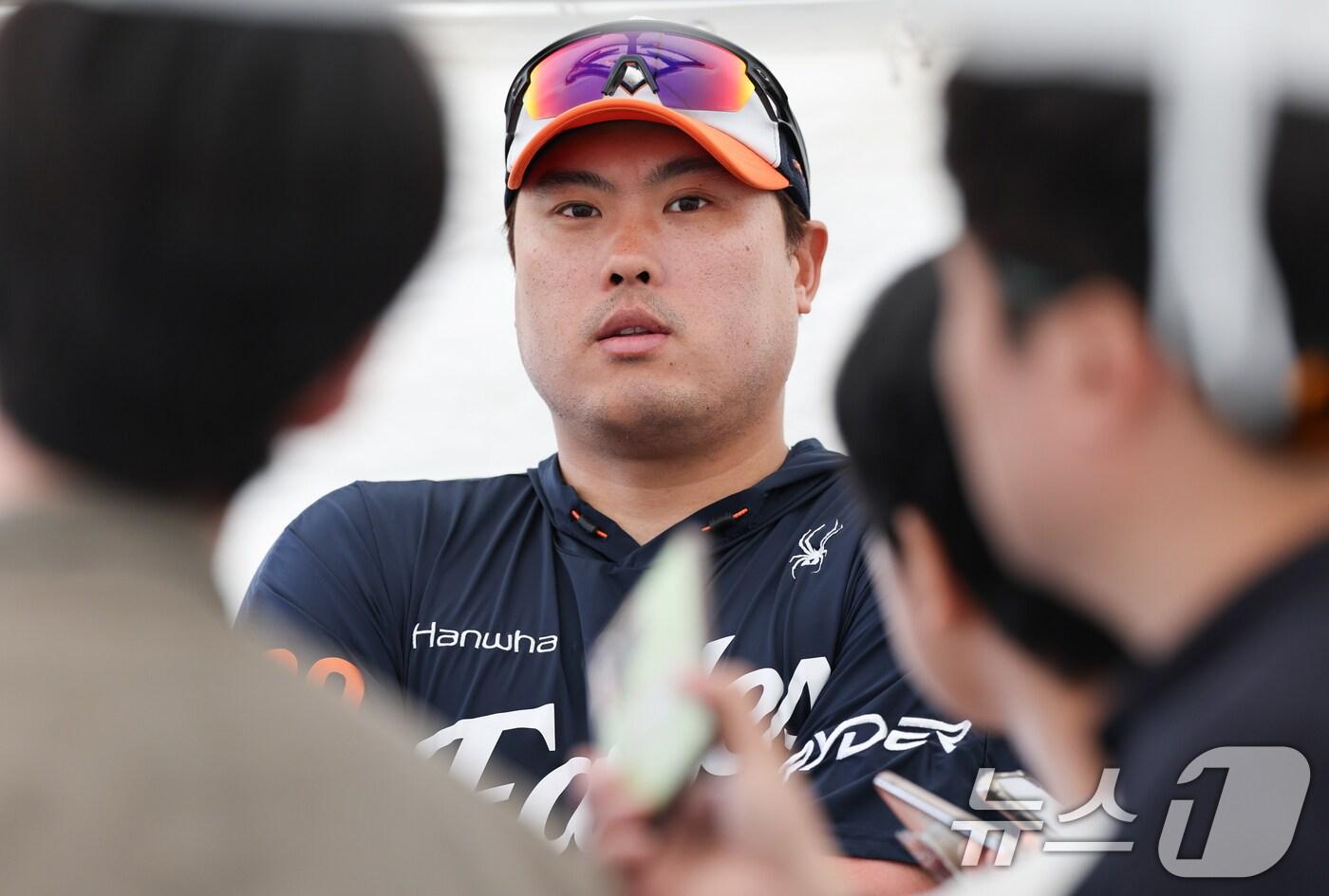 한화 류현진이 26일 일본 오키나와 고친다 야구장에서 열린 KT 위즈와 한화 이글스 연습경기에서 선발투구를 마친 뒤 취재진과 인터뷰하고 있다. 2025.2.26/뉴스1 ⓒ News1 허경 기자