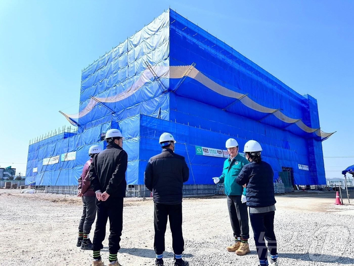 본문 이미지 - 권혁재 시설사업국장(오른쪽 두번째)이 '그린바이오 벤처캠퍼스 조성사업' 현장을 찾아 해빙기 안전사고 예방을 위한 조치사항을 점검하고 있다.(조달청 제공.재판매 및 DB금지)/뉴스1