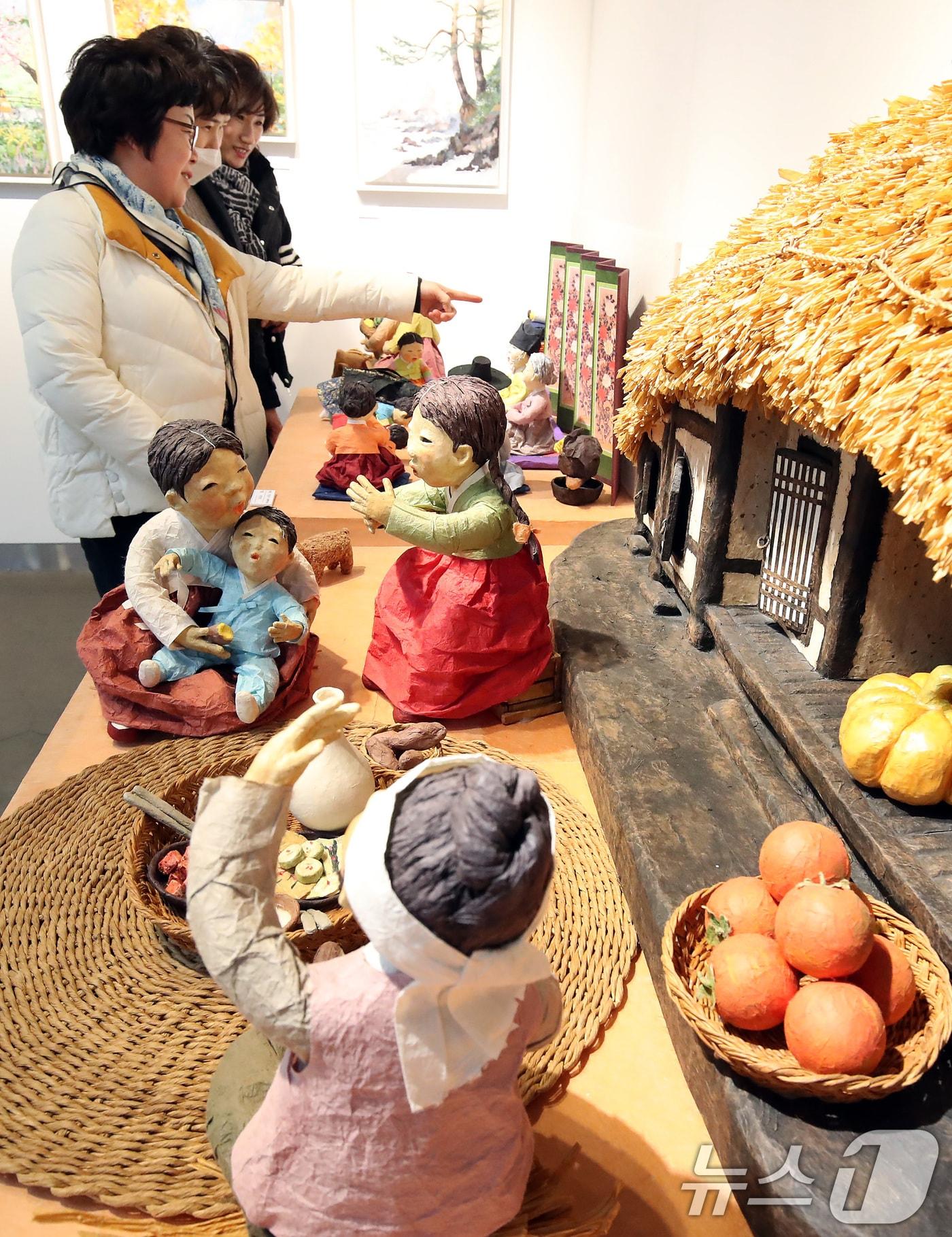 본문 이미지 - 시민들이 한지공예 작품을 감상하고 있다. (자료사진)/뉴스1 ⓒ News1 공정식 기자