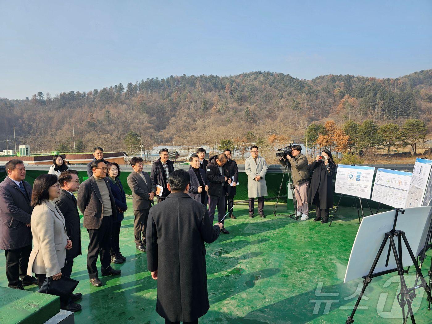 본문 이미지 - 강원 춘천시가 26일  춘천 광판리 기업혁신파크 조성 예정지에서 도의원들에게 사업 추진계획에 대해 설명하고 있다.&#40;춘천시 제공, 재판매 및 DB금지&#41;
