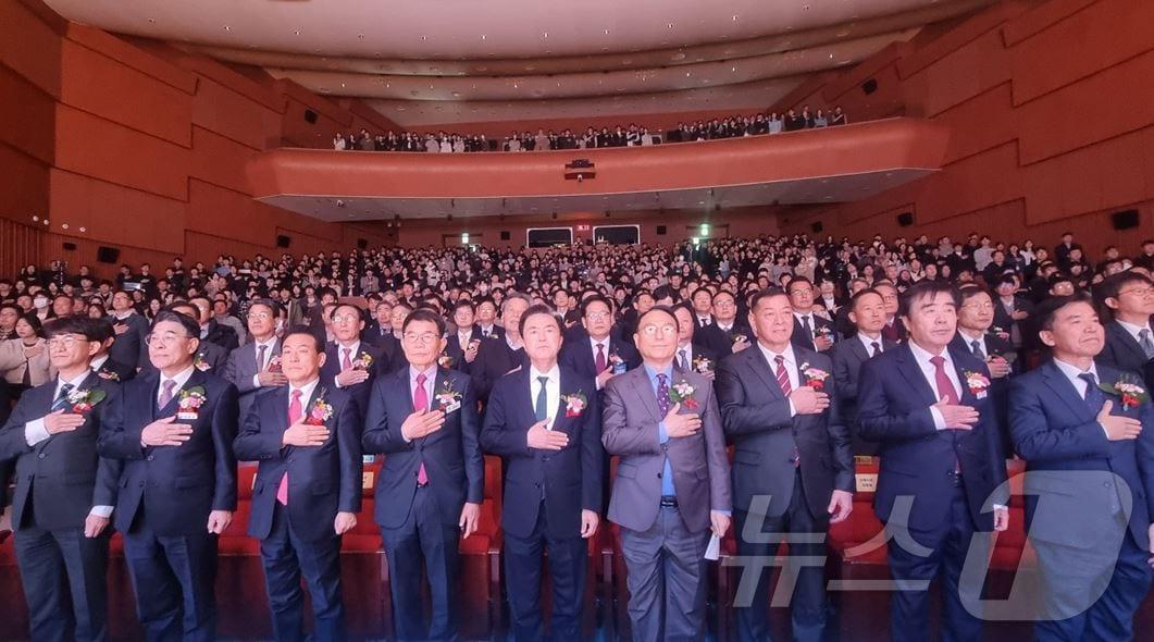 본문 이미지 - 김태흠 충남지사&#40;앞줄 가운데&#41;가 26일 ‘힘쎈충남 RE100 추진 업무협약식’에서 내빈들과 국기에 대한 경례를 하고 있다. 2025.2.26 /뉴스1 ⓒ News1 김태진 기자