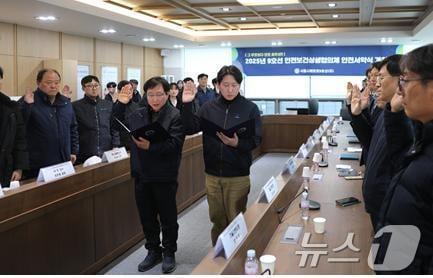 본문 이미지 - 서울시메트로9호선이 협력사들과 '안전 서약식'을 하고 있다.(서울시메트로9호선 제공)