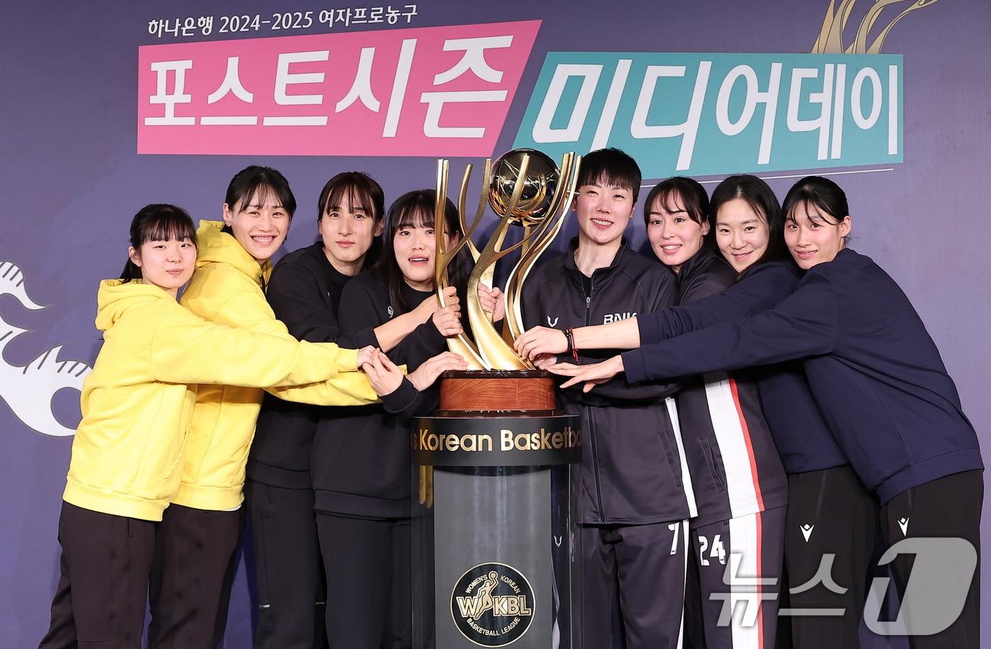 KB스타즈 허예은-강이슬(왼쪽부터), 우리은행 김단비-이명관, BNK 썸 박혜진-김소니아, 삼성생명 배혜윤-이해란. 2025.2.26/뉴스1 ⓒ News1 김성진 기자