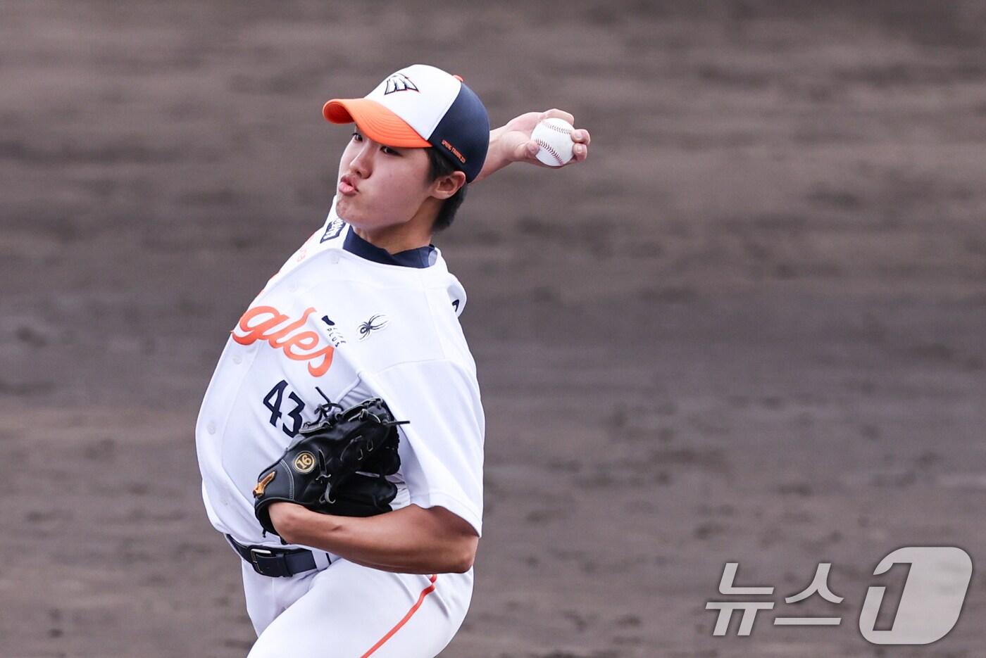 한화 정우주가 26일 일본 오키나와 고친다 야구장에서 열린 KT 위즈와 한화 이글스 연습경기에서 역투하고 있다. 2025.2.26/뉴스1 ⓒ News1 허경 기자
