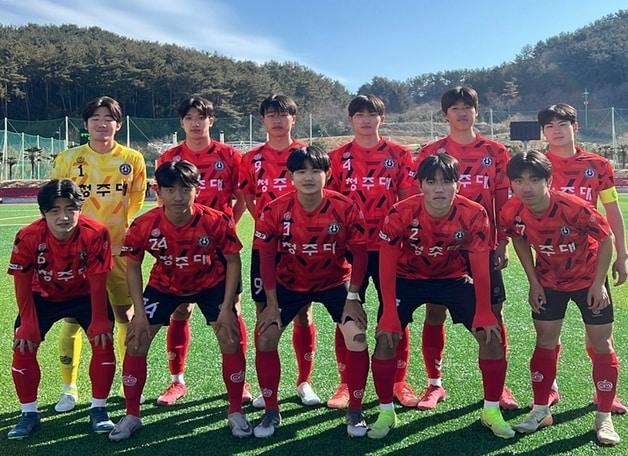 본문 이미지 - 청주대학교 선수들 한산대첩기 춘계대학축구연맹전 8강을 앞두고 사진 촬영을 하고 있다.(청주대학교 제공. 재판매 및 DB금지)/뉴스1