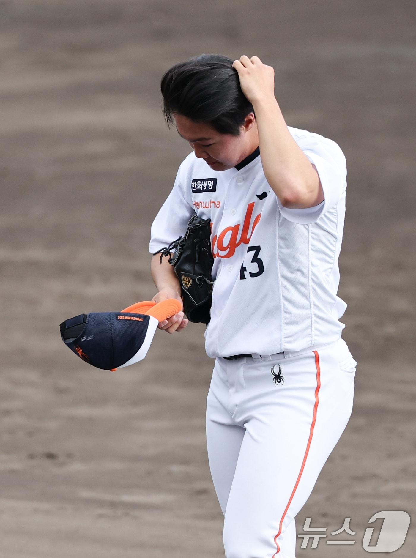 본문 이미지 - 한화 정우주가 26일 일본 오키나와 고친다 야구장에서 열린 KT 위즈와 한화 이글스 연습경기에서 2실점으로 1이닝을 마친 뒤 마운드를 내려오고 있다. 2025.2.26/뉴스1 ⓒ News1 허경 기자