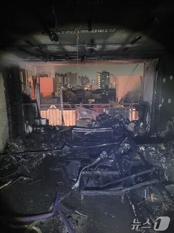 본문 이미지 - 지난 17일 새벽 울산 남구 신정동의 한 아파트에서 원인 미상의 화재가 발생해 주민 26명이 경상을 입었다.(울산소방본부 제공. 재판매 및 DB 금지) /뉴스1