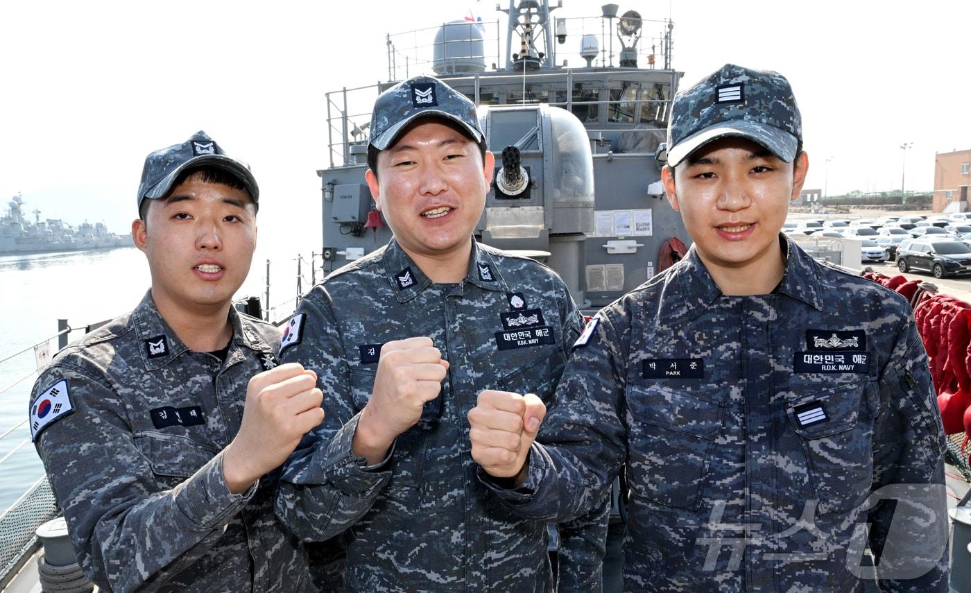 신속한 응급조치로 20대 뇌전증 시민을 구한 양양함 소속 김태현 중사(왼쪽부터), 김형래 하사,, 박사준 상병. (해군제공, 재판매 및 DB 금지) 2025.2.26/뉴스1