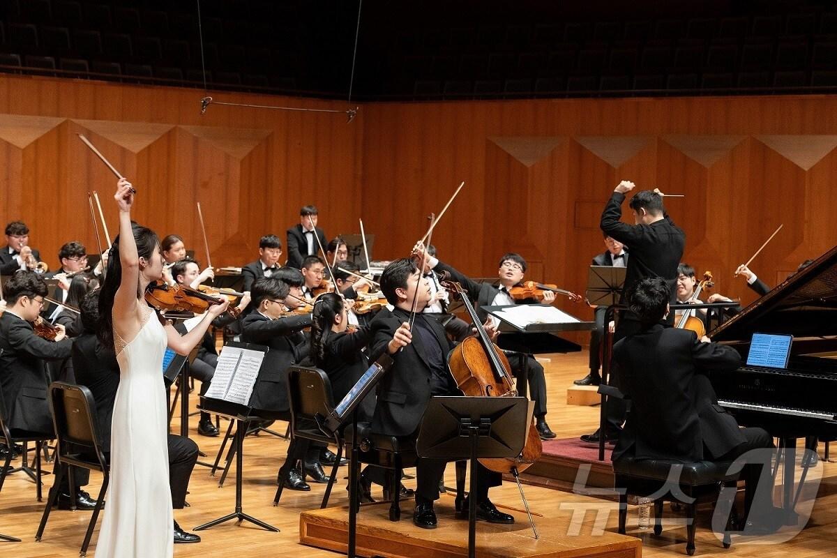 본문 이미지 - 지난 25일 서울시 서초동 소재 예술의전당 콘서트홀에서 진행된 '2025 위드콘서트'에 공연 모습(신한은행 제공)