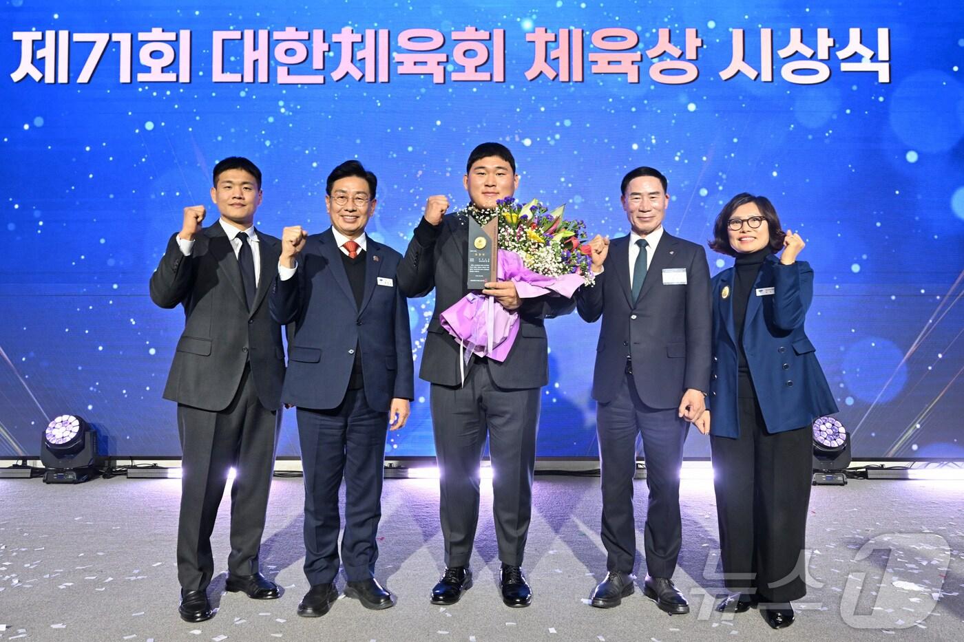 제71회 대한체육회 체육상 시상식에서 전진선 경기 양평군수(사진 왼쪽 두 번째)와 김민종 유도선수(사진 가운데)가 기념사진을 찍고 있다.(양평군 제공, 재판매 및 DB  금지)/뉴스1