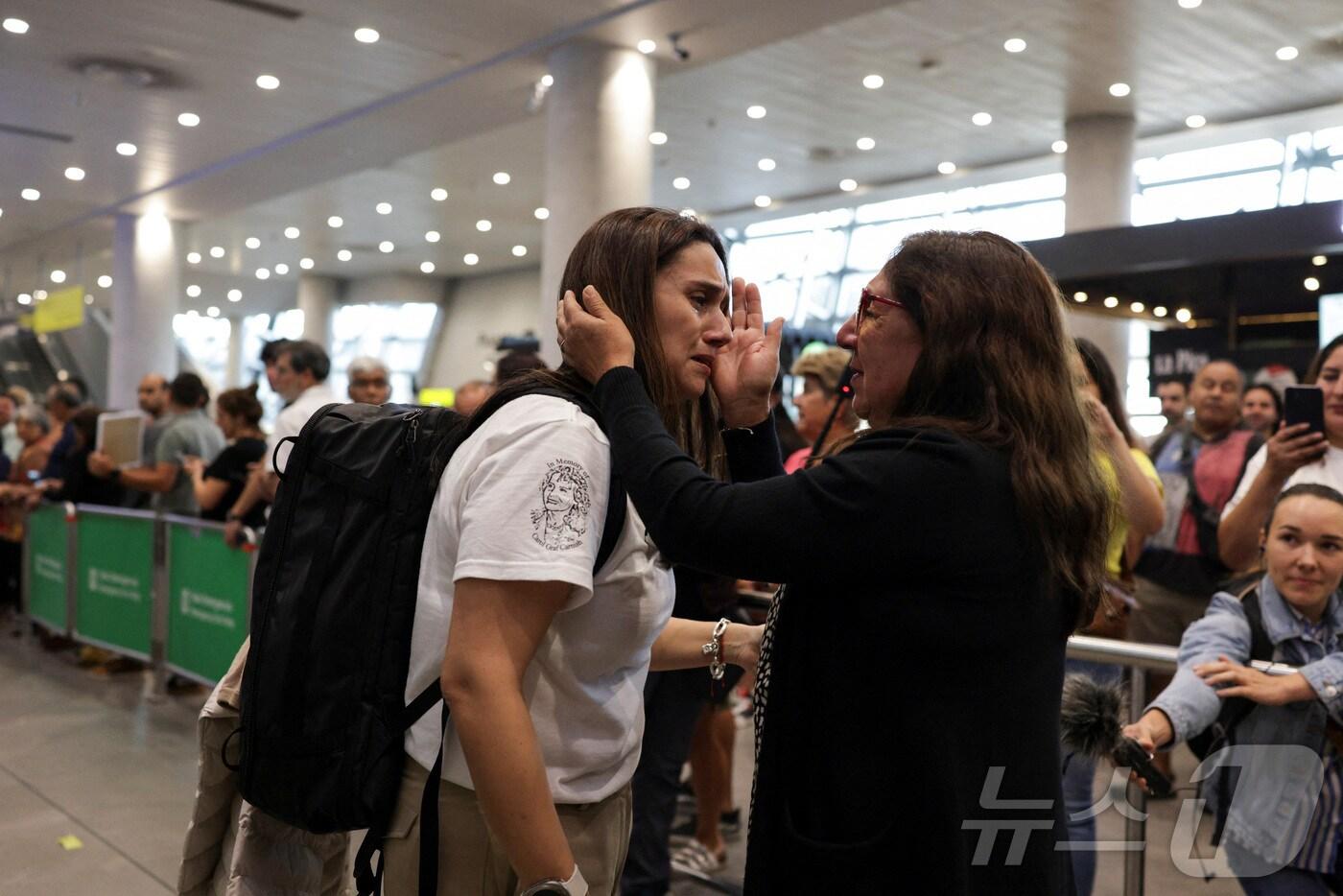 에디타 비자마가 22일(현지시간) 칠레 산티아고에 있는 공항에서 딸 아다마리 가르시아의 눈물을 닦아주고 있다. 2025.02.22 ⓒ 로이터=뉴스1