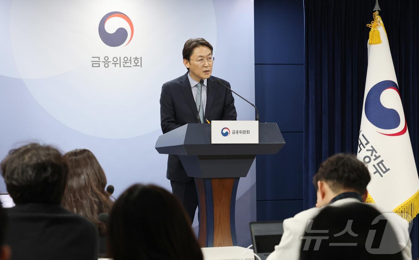 권대영 금융위원회 사무처장이 지난 26일 서울 종로구 정부서울청사에서 가계부채 관리방안 관련 브리핑을 하고 있다. 2025.2.27/뉴스1 ⓒ News1 임세영 기자