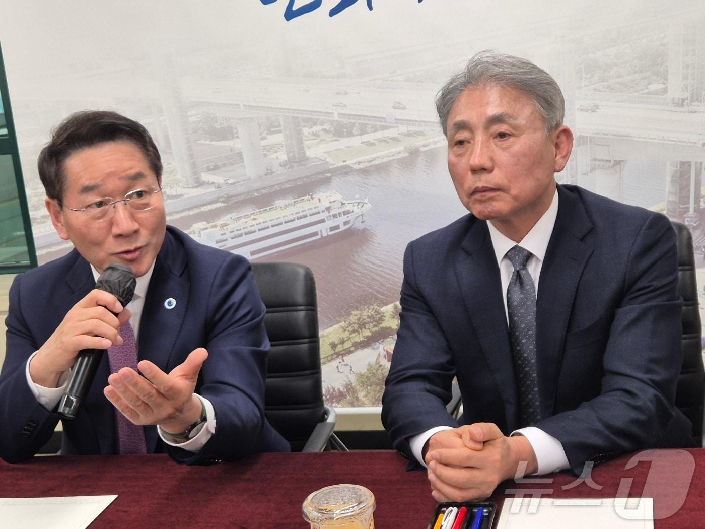 본문 이미지 - 유정복 인천시장(사진 왼쪽)이 26일 인천 계양구청 기자실에서 윤환 구청장과 함께 진행한 기자 간담회에서 발언하고 있다.