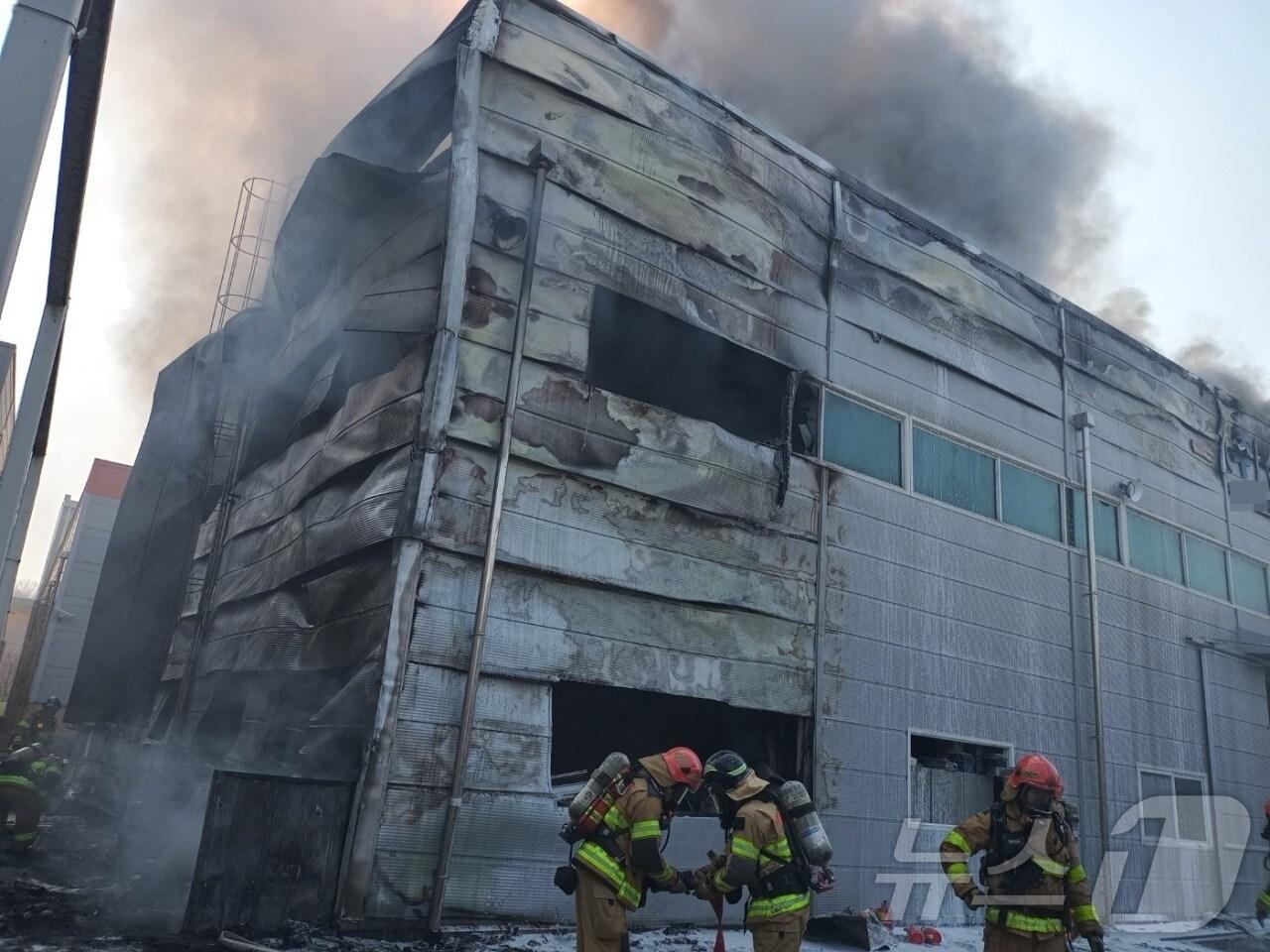 본문 이미지 - 26일 오후 1시 19분께 대전 유성구 탑립동에 있는 한 의약품 제조회사에서 불이 나 소방당국이 진화에 나섰다. (대전소방본부 제공. 재판매 및 DB 금지) /뉴스1 