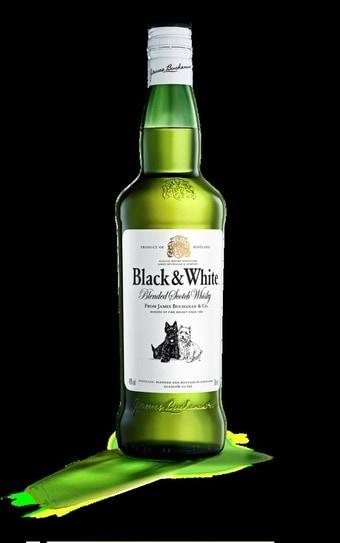본문 이미지 - '블랙 앤 화이트' 위스키.(이마트 제공). 