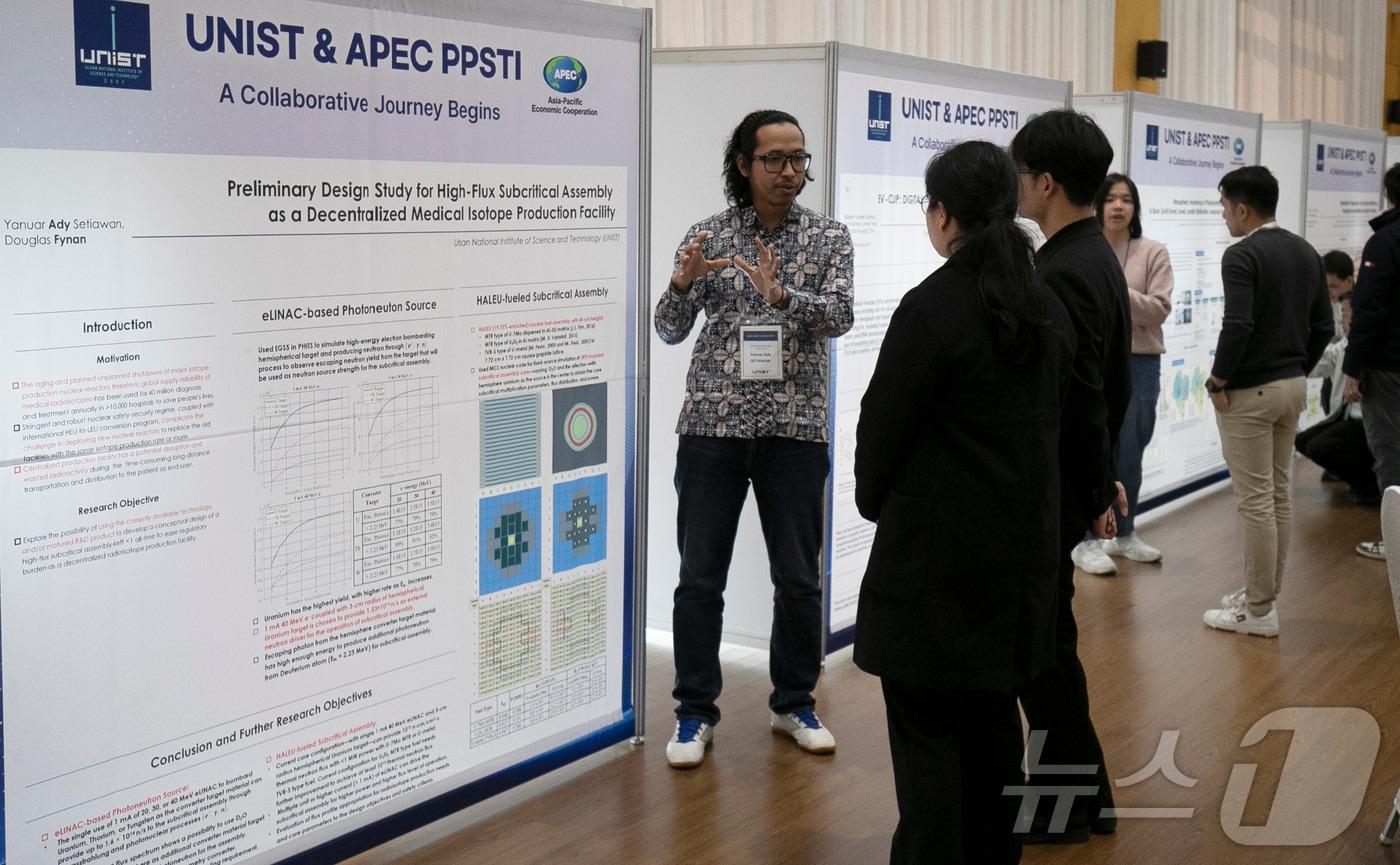 APEC 회원국 출신 UNIST 대학원생들이 26일 UNIST 경동홀에서 APEC 회원대표들에게 연구 성과를 공유하고 있다. 2025.2.26/뉴스1 ⓒ News1 조민주 기자