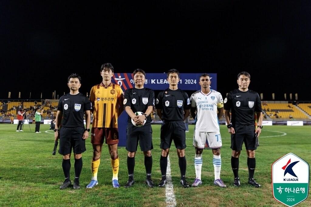 본문 이미지 - 지난시즌 광주FC와 포항 스틸러스의 경기 전 모습(한국프로축구연맹 제공) 