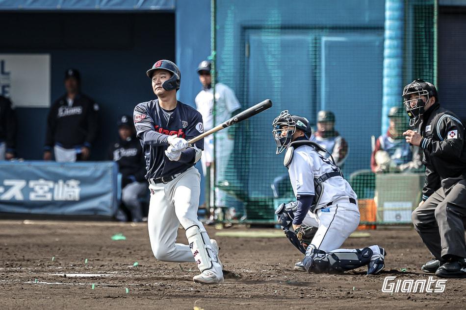 본문 이미지 - 타격하는 손호영. (롯데 자이언츠 제공)