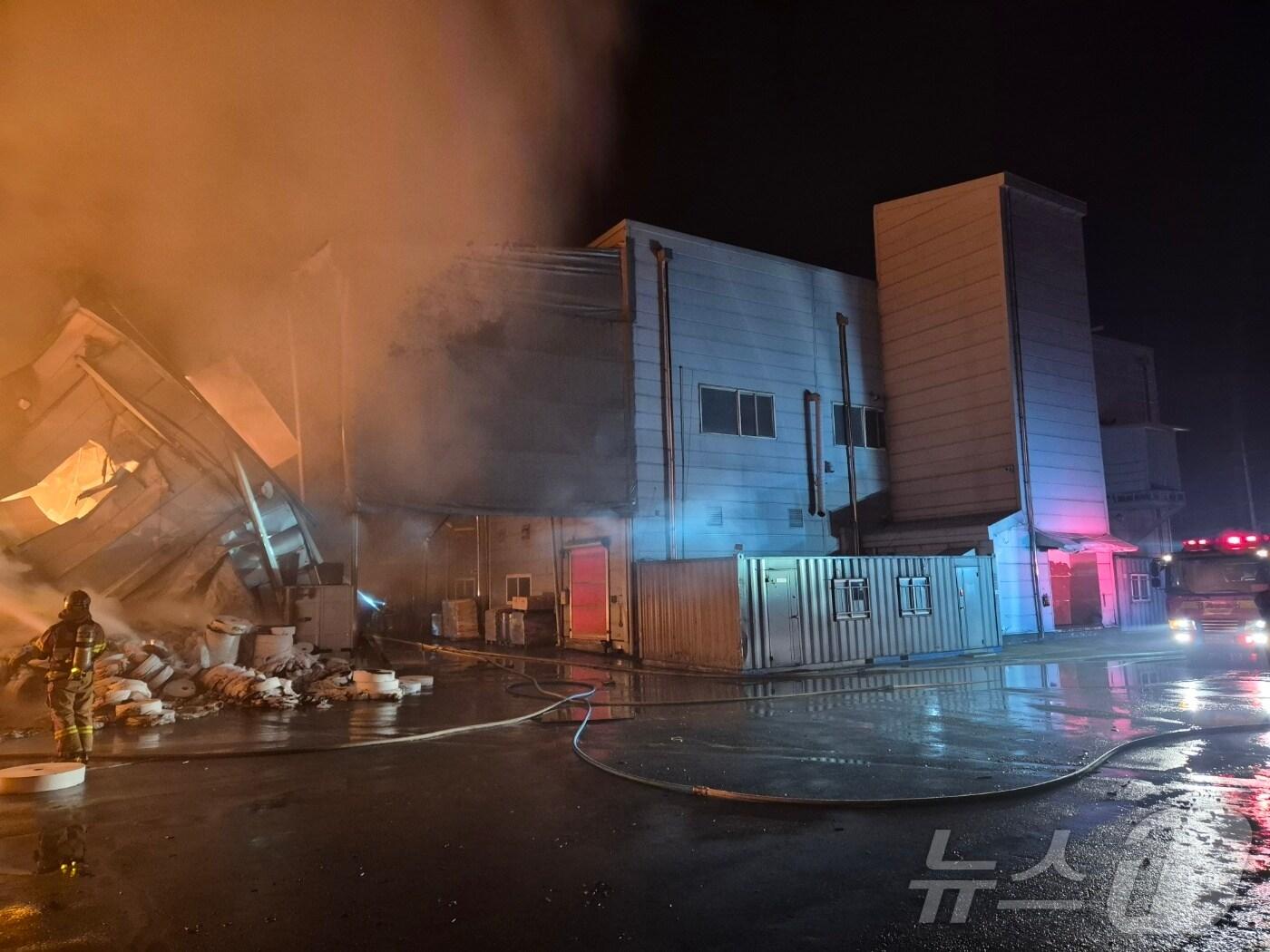 본문 이미지 - 경기 화성시 양감면 손소독제 제조 공장 화재 현장.(경기도소방재난본부 제공, 재판매 및 DB금지)