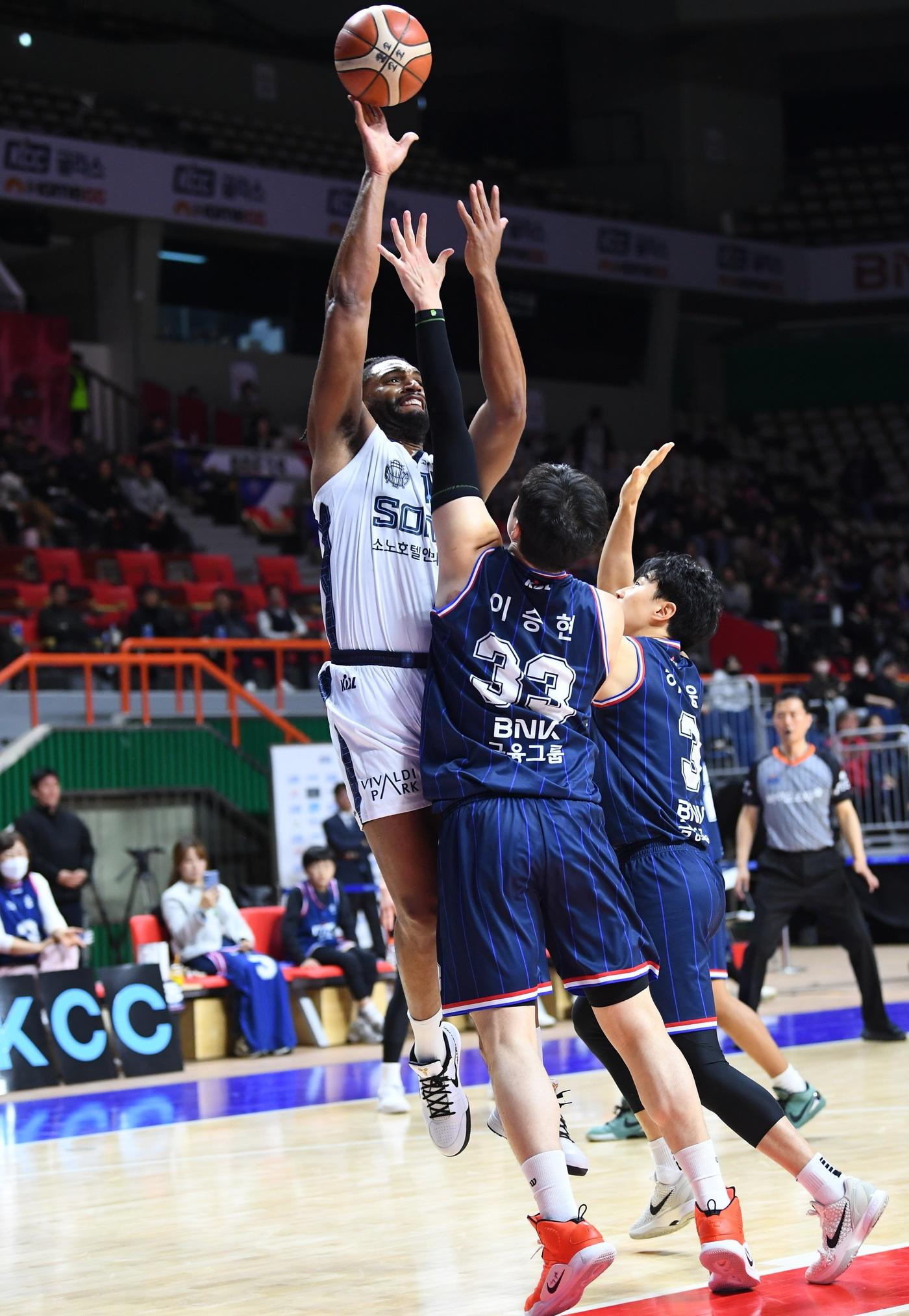 본문 이미지 - 고양 소노 유니폼을 다시 입은 외국인 선수 앨런 윌리엄스. (KBL 제공)