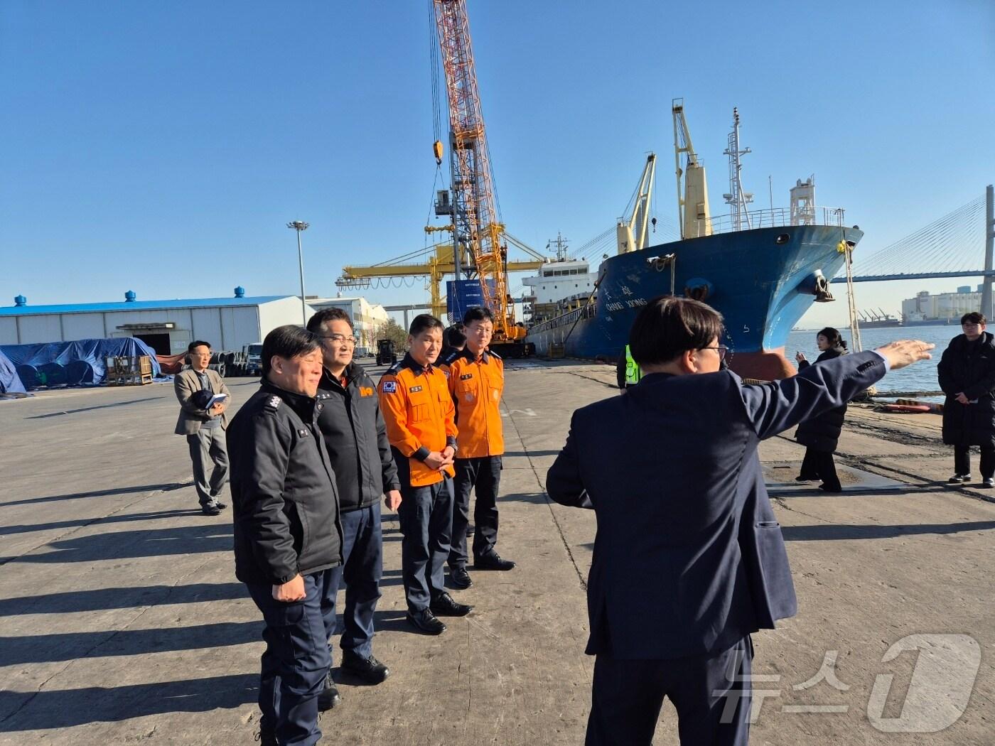 본문 이미지 - 조선호 경기도소방재난본부장(왼쪽 첫 번째)과 김진학 평택소방서장, 김태연 특수대응단장, 이상권 충남 당진소방서장 등이 26일 평택시 포승읍 당진항에서 '해상·항구 재난 대응력 강화'를 위한 현장 간담회를 진행하고 있다. (경기도소방재난본부 제공. 재판매 및 DB 금지) 2025.2.26/뉴스1
