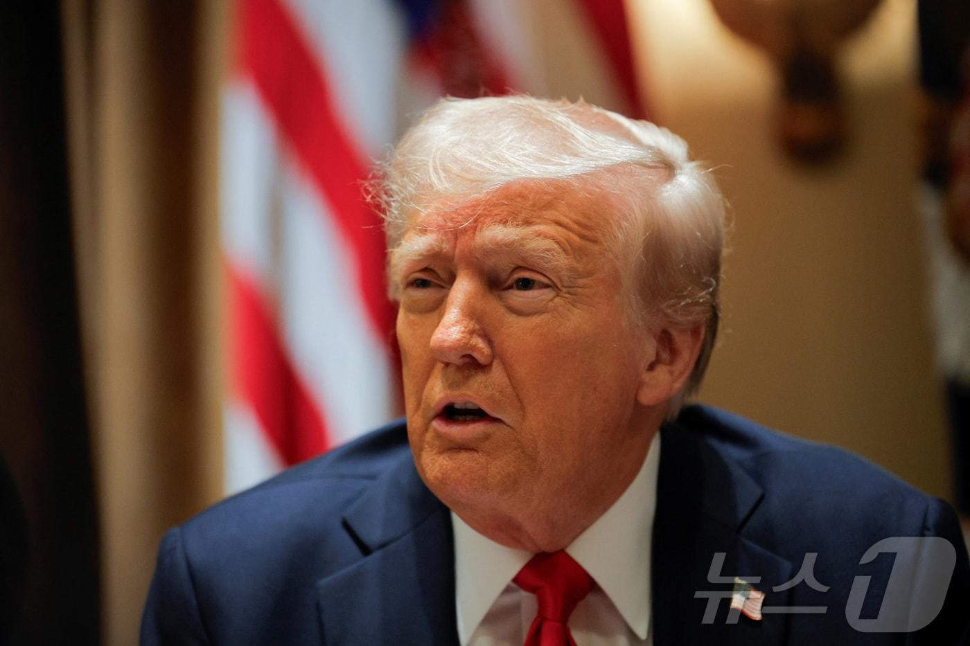 26일(현지시간) 도널드 트럼프 미국 대통령이 워싱턴 백악관에서 열린 2기 행정부의 첫 각료 회의에서 발언하고 있다. 2025.02.26 ⓒ 로이터=뉴스1 ⓒ News1 김지완 기자