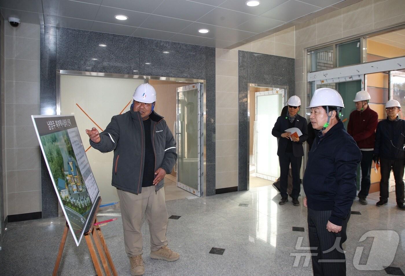 본문 이미지 - 주광덕 남양주시장이 정책현장을 둘러보는 모습.