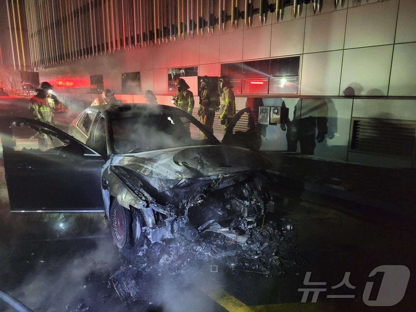 본문 이미지 - 27일 오전 4시 18분 경북 포항시 남구 연일읍 현대 자동차 서비스 센터에 정비 입고시킨 차량에서 화재가 발생해 소방당국이 화재를 진압하고 있다(경북소방본부 제공. 재판매 및 DB금지)2025.2.27/뉴스1