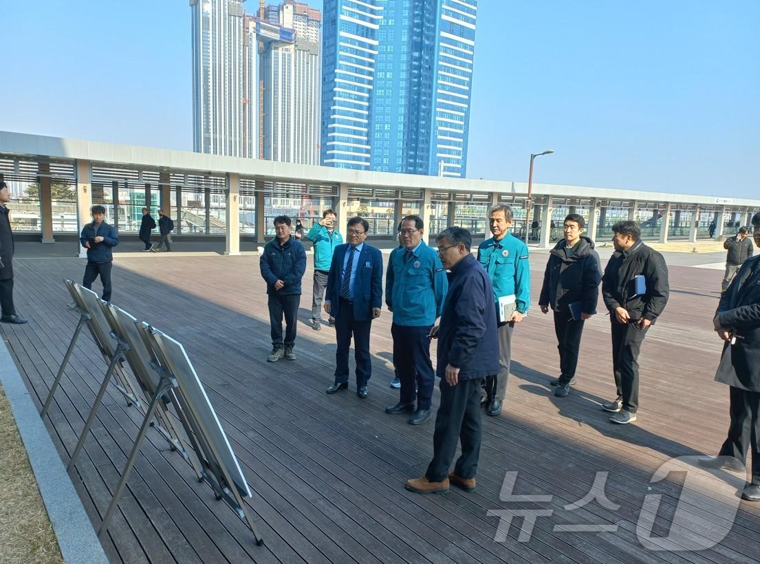 본문 이미지 - 이준승 시 행정부시장과 관계자들이 부산항 북항 지하차도 건설공사장 지반침하 현장을 점검하고 있다.(부산시청 제공. 재판매 및 DB 금지)